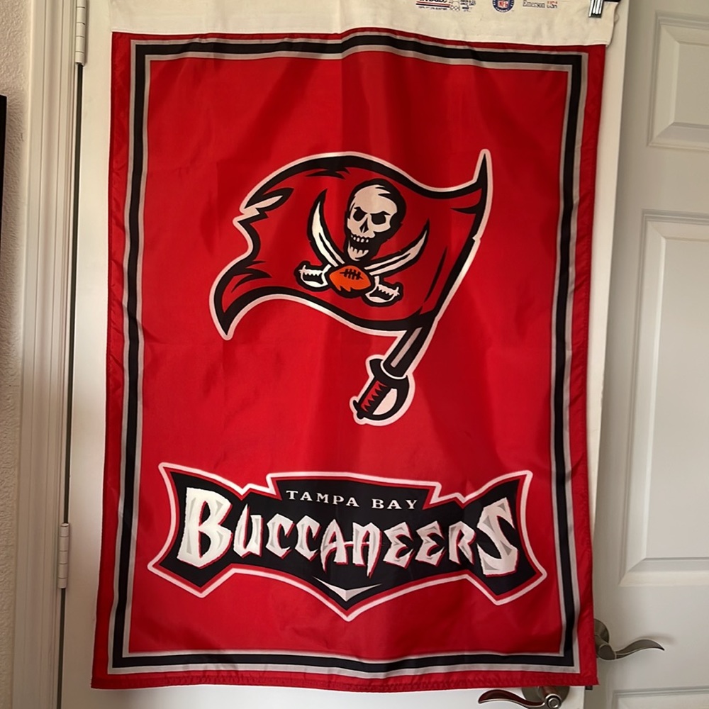 NEW “TAMPA BAY BUCCANEERS” POLE FLAG. Nylon 39” x 28”. EXCELLENT CONDITION.